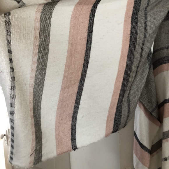 Blanket Cape - Super Soft and in Great Condition! - Picture 2 of 3